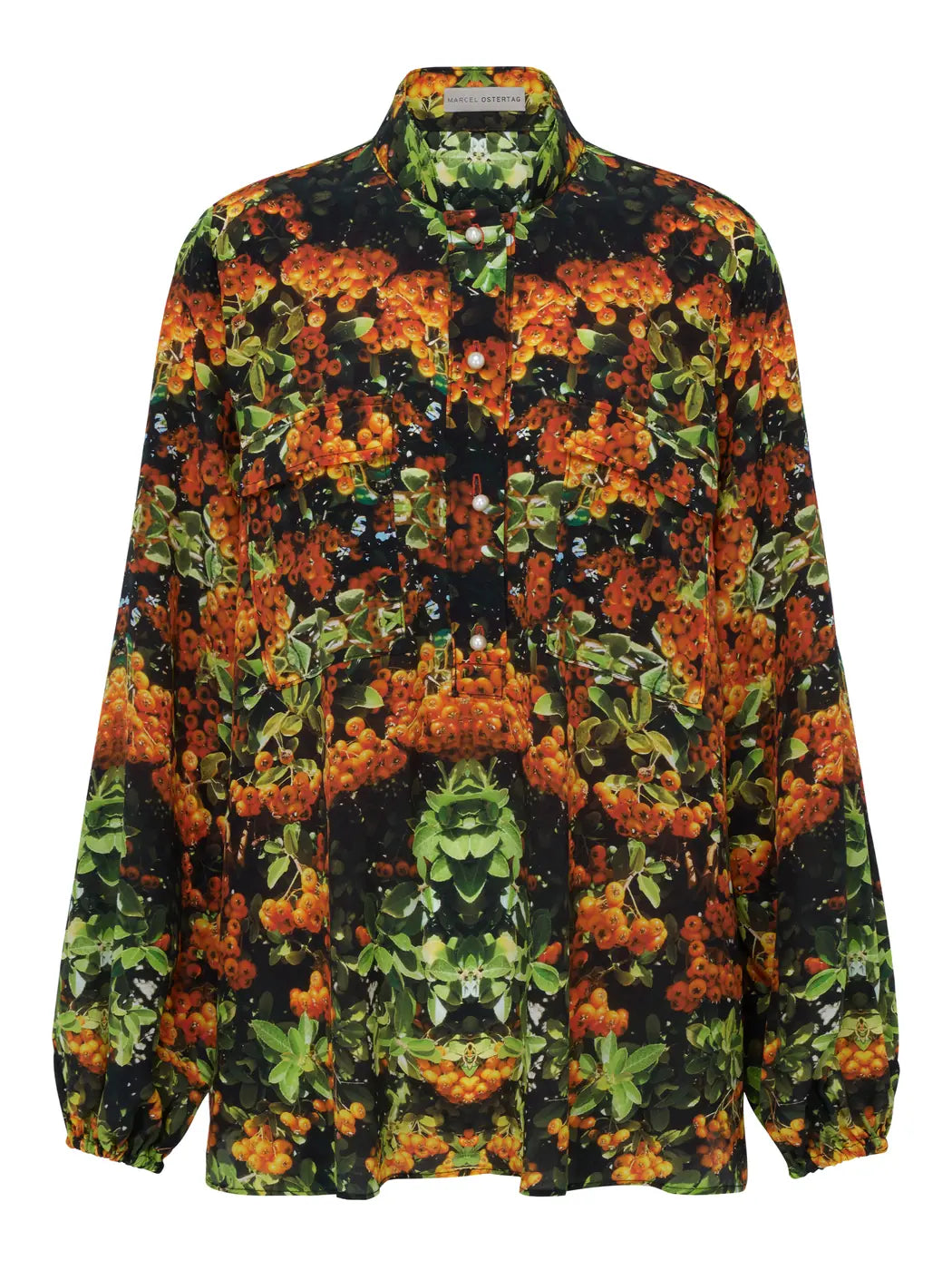 Marcel Ostertag Damen-Bluse aus Seide mit Beeren-Print in Multicolor mit Orange, Grün und Schwarz, mit Stehkragen und Perlenknöpfen, Vorderansicht.