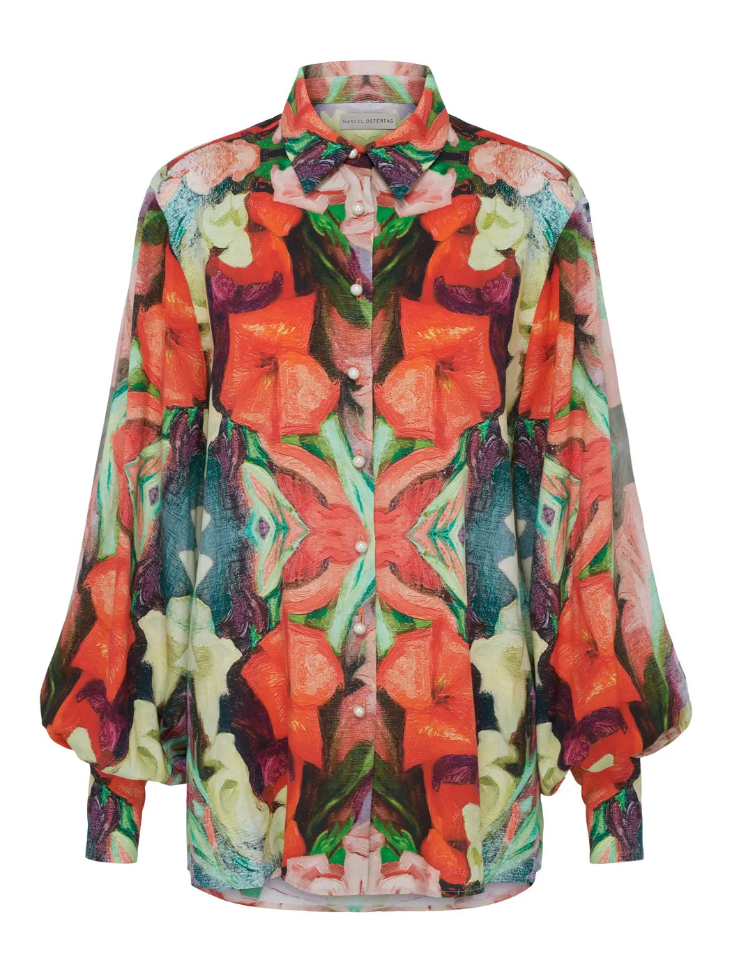 Marcel Ostertag Damen-Bluse mit Blumen-Print in Multicolor mit Rot und Grün, Ballonärmeln und Perlenknöpfen, Vorderansicht.
