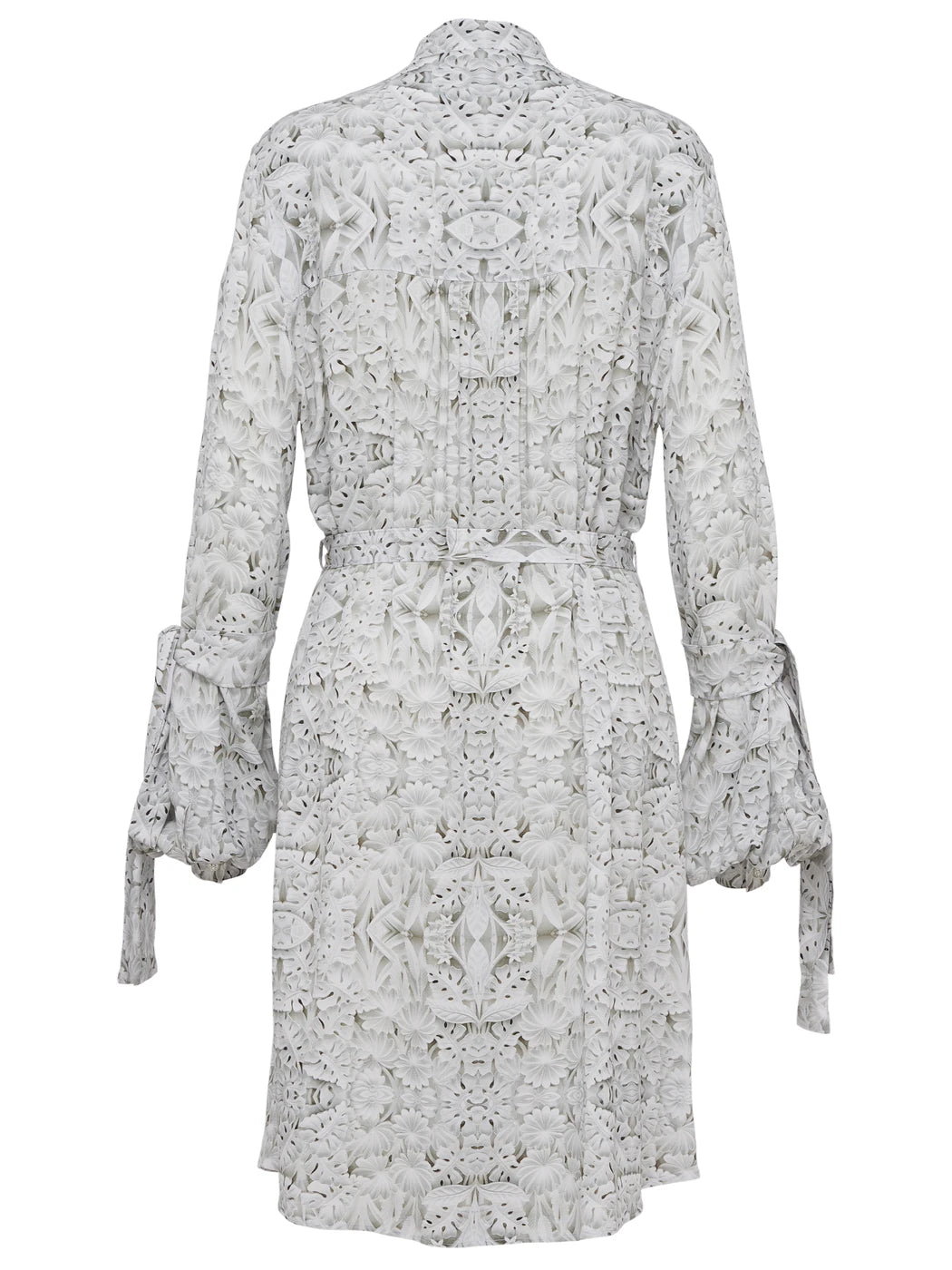 Marcel Ostertag Damen-Blusenkleid mit floralem Print in Weiss, Grau und Schwarz, kleiner Stehkragen und Bindegürtel, Ärmel mit Bindeschlaufen, Raffungen an Rücken, Rückansicht.