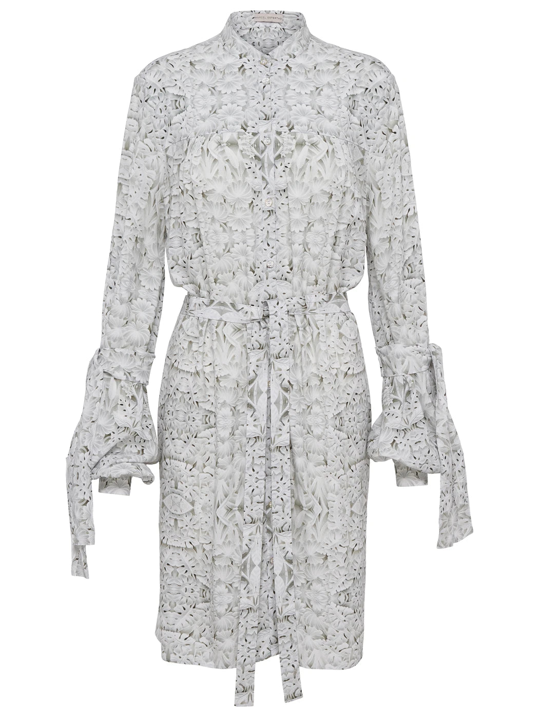 Marcel Ostertag Damen-Blusenkleid mit floralem Print in Weiss, Grau und Schwarz, kleiner Stehkragen, durchgehende Knopfleiste und Bindegürtel, Ärmel mit Bindeschlaufen, Raffungen auf Brusthöhe, Vorderansicht.