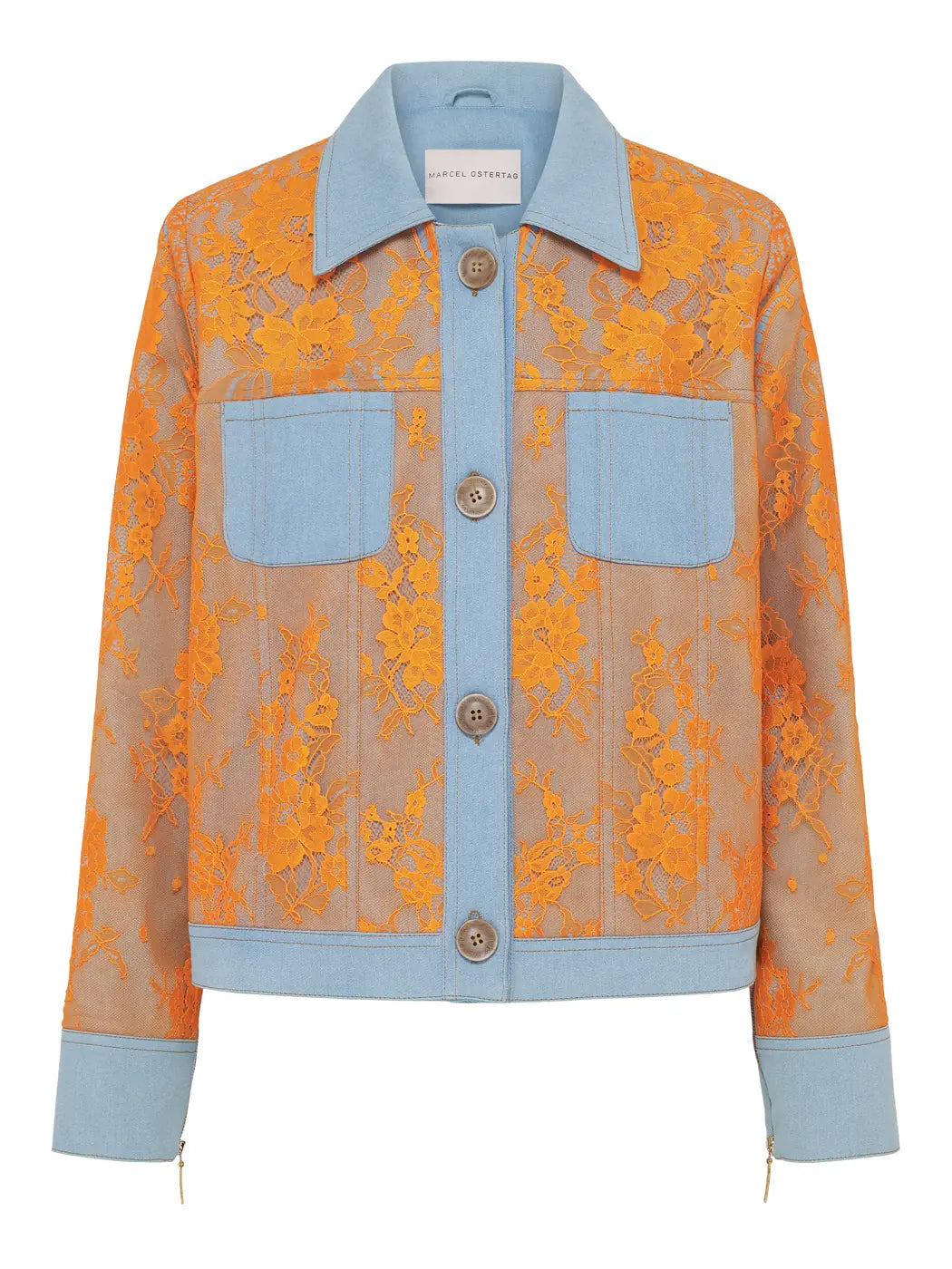 Marcel Ostertag Damen-Jeansjacke aus Denim in Hellblau und mit Tüllspitze in Orange besetzt, Denim Brusttaschen und Kragen, Knopfleiste mit Köpfen in Horn-Optik, Vorderansicht.