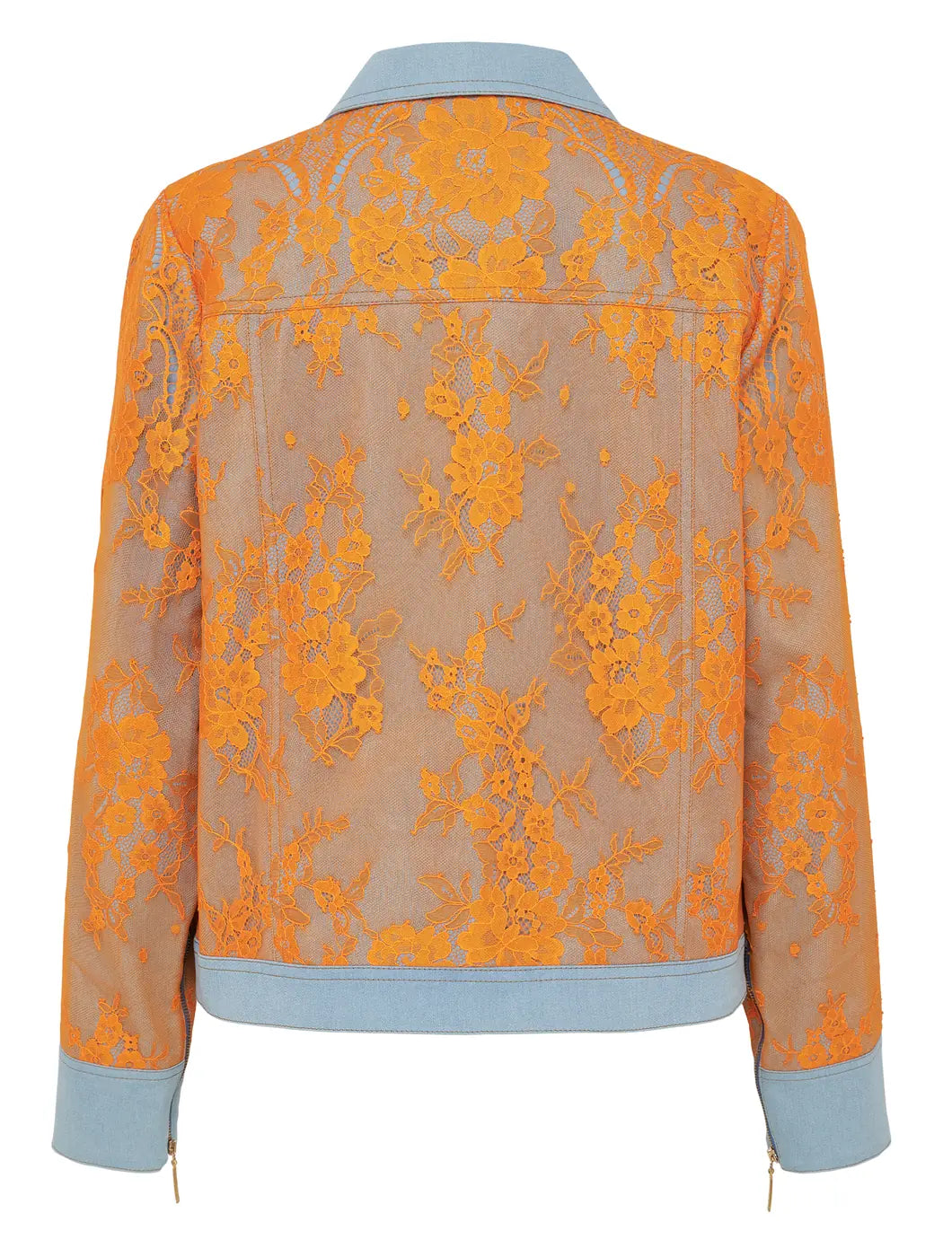 Marcel Ostertag Damen-Jeansjacke aus Denim in Hellblau und mit Tüllspitze in Orange besetzt, Denim Kragen und goldener Reissverschluss an Manschetten, Rückansicht.