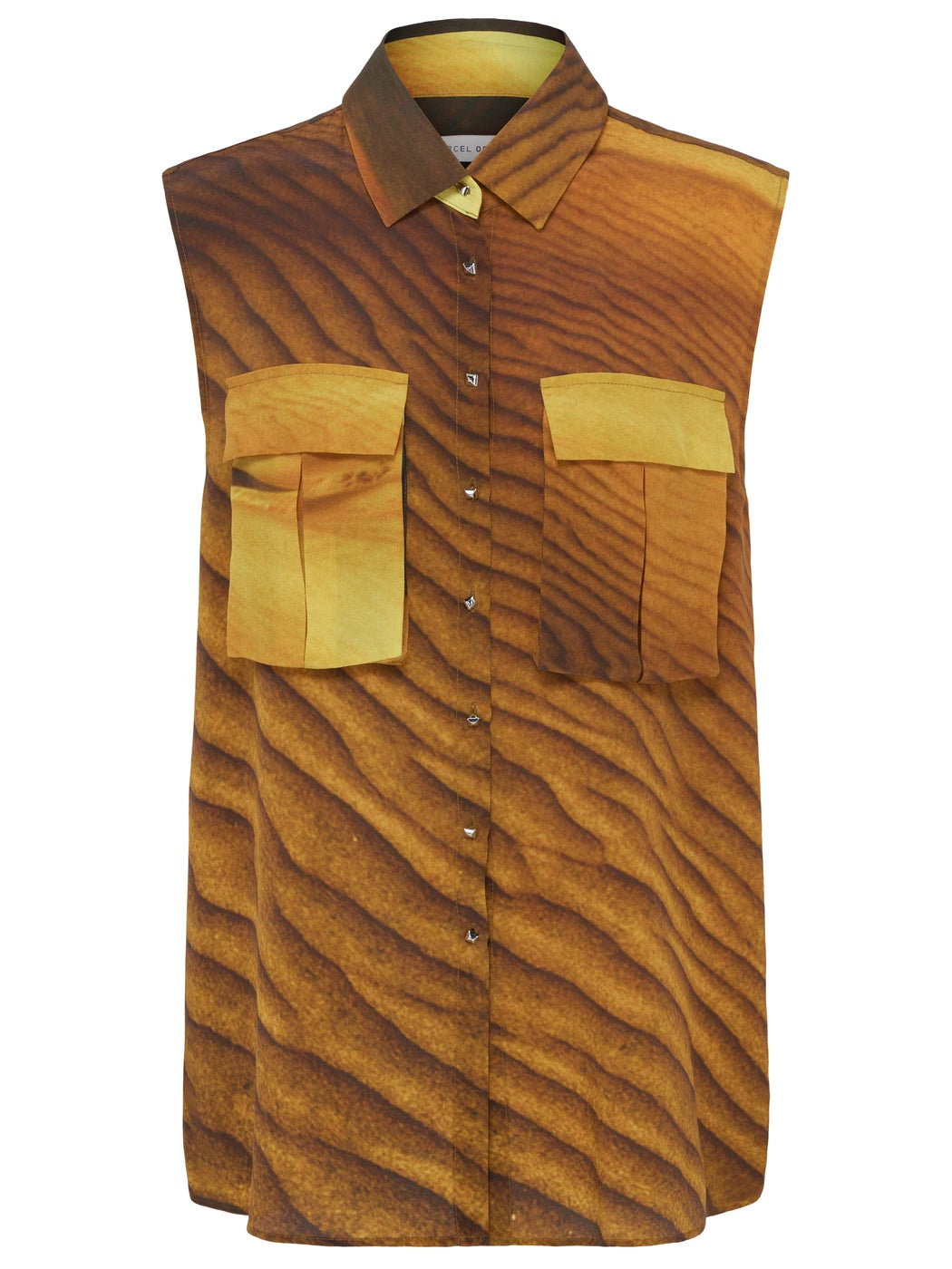 Marcel Ostertag ärmellose Damen-Bluse aus Seide mit Dünen-Print in Braun und Gelb, aufgesetzten Taschen, Knopfleiste und Hemdkragen, Vorderansicht.