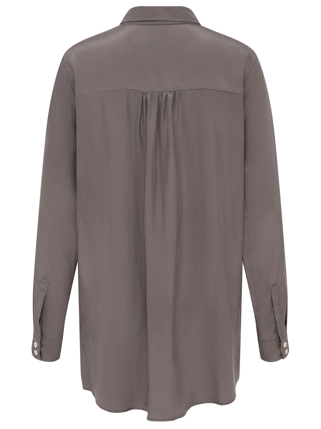 Marcel Ostertag Damen-Bluse aus Seide in Taupe, Hemdkragen, Manschetten mit Perlmuttknöpfen, gerader Schnitt, Raffung mittig unterhalb der Schulterpasse, Rückansicht.