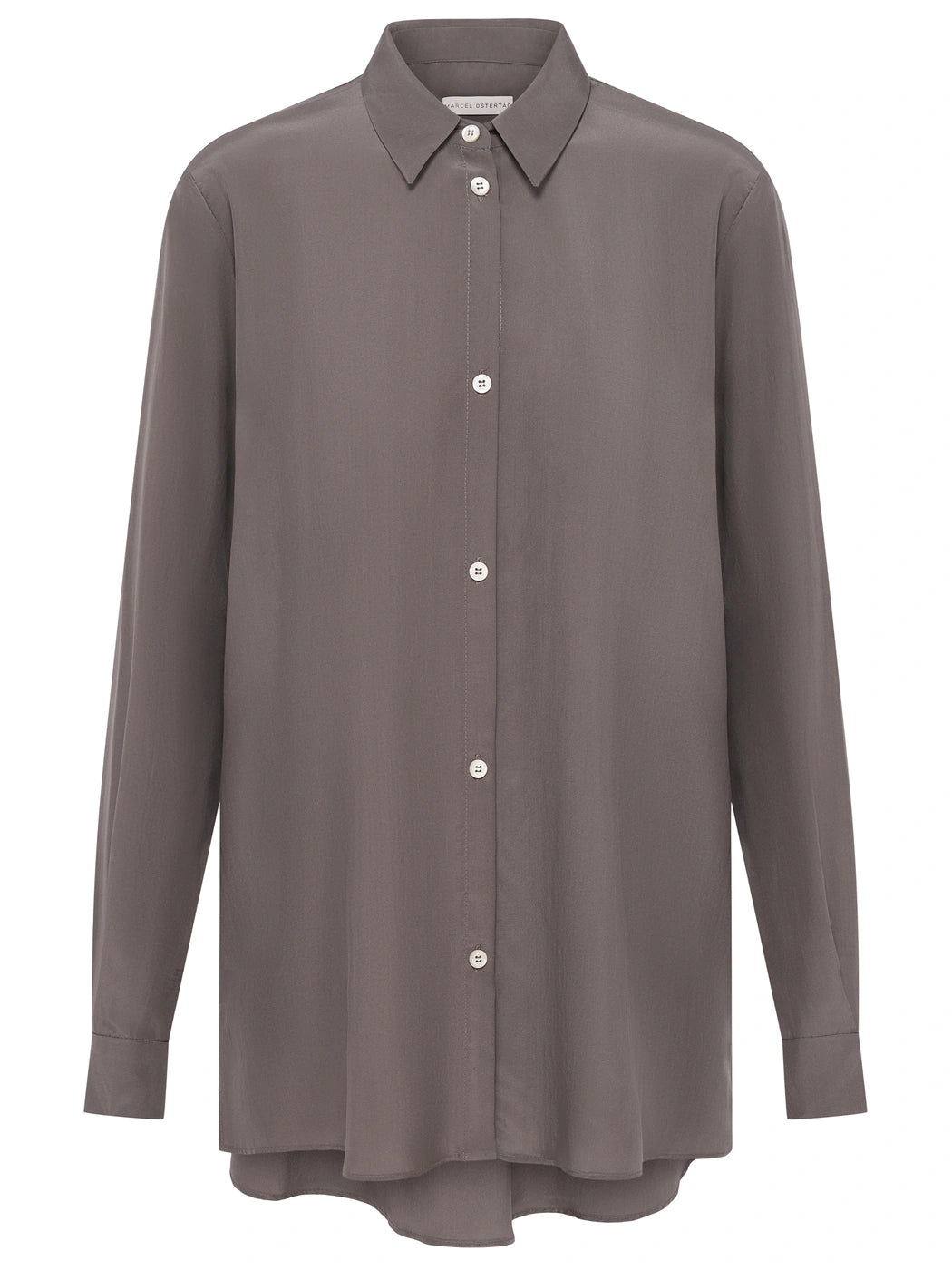 Marcel Ostertag Damen-Bluse aus Seide in Taupe, Hemdkragen, Knopfleiste mit Perlmuttknöpfen, gerader Schnitt, Rückseite länger, Vorderansicht.
