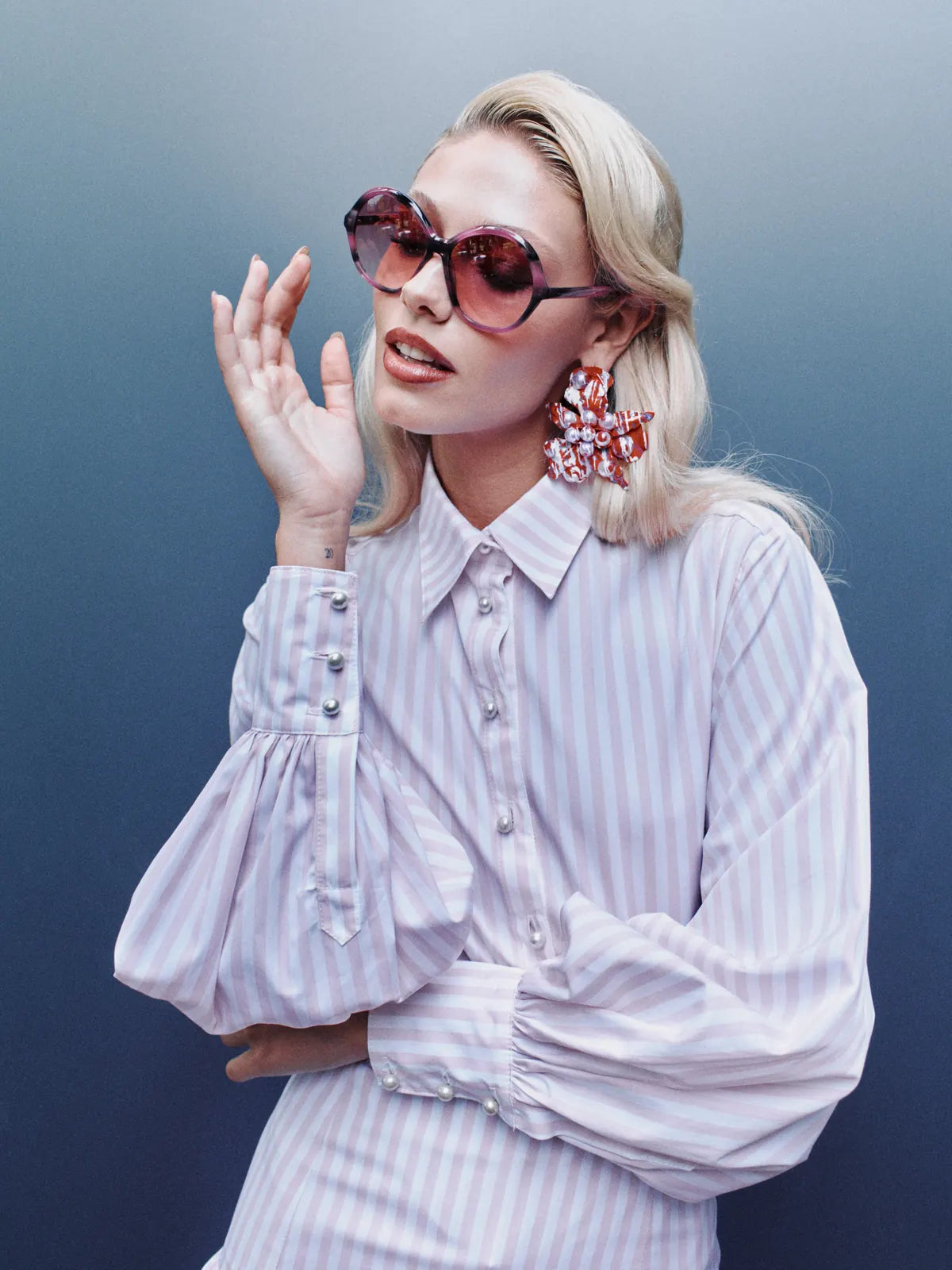 Marcel Ostertag Damen-Bluse Streifen Rosa-Weiss mit roséfarbener Sonnenbrille am Model, Vorderansicht