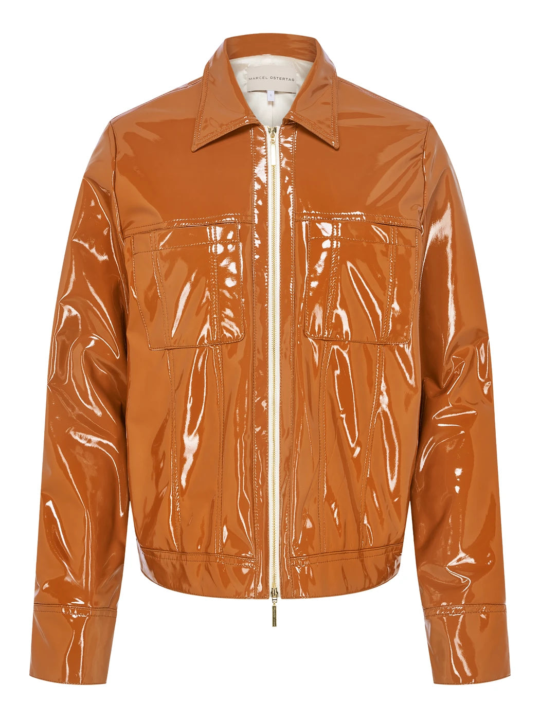 Marcel Ostertag Damen-Jacke aus Lack in Cognac, Hemdkragen und Brusttaschen, mit zwei Wege Reissverschluss in Gold, Vorderansicht.