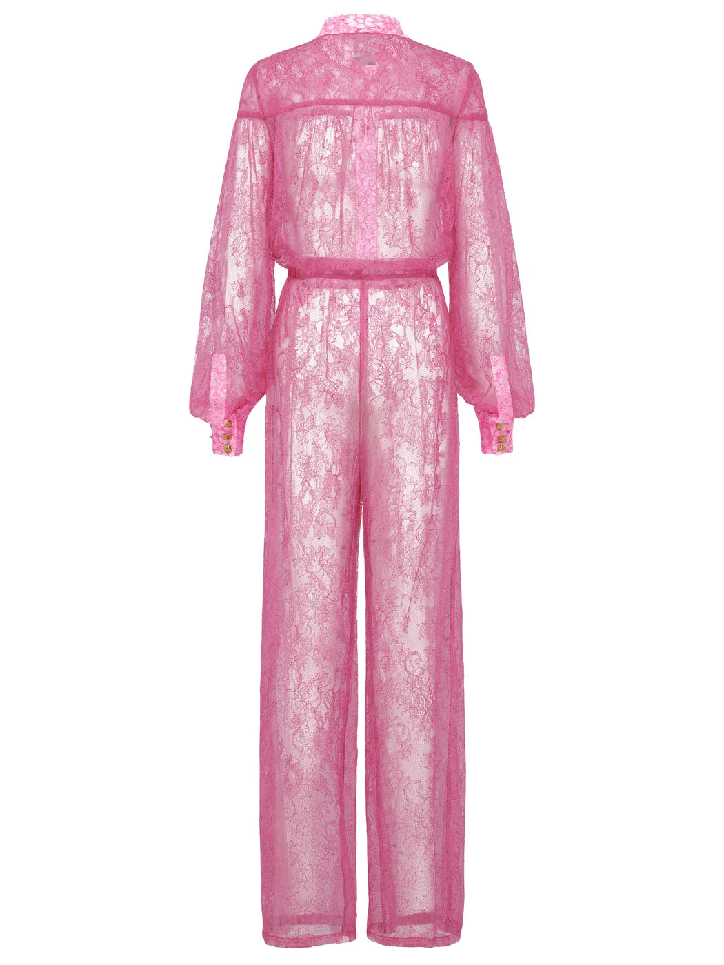 Marcel Ostertag Damen-Jumpsuit aus transparenter Spitze in Pink, Stehkragen, Ballonärmel mit Goldknöpfen an Manschette und elastischer Taillenbund, gerades Bein, Rückansicht.