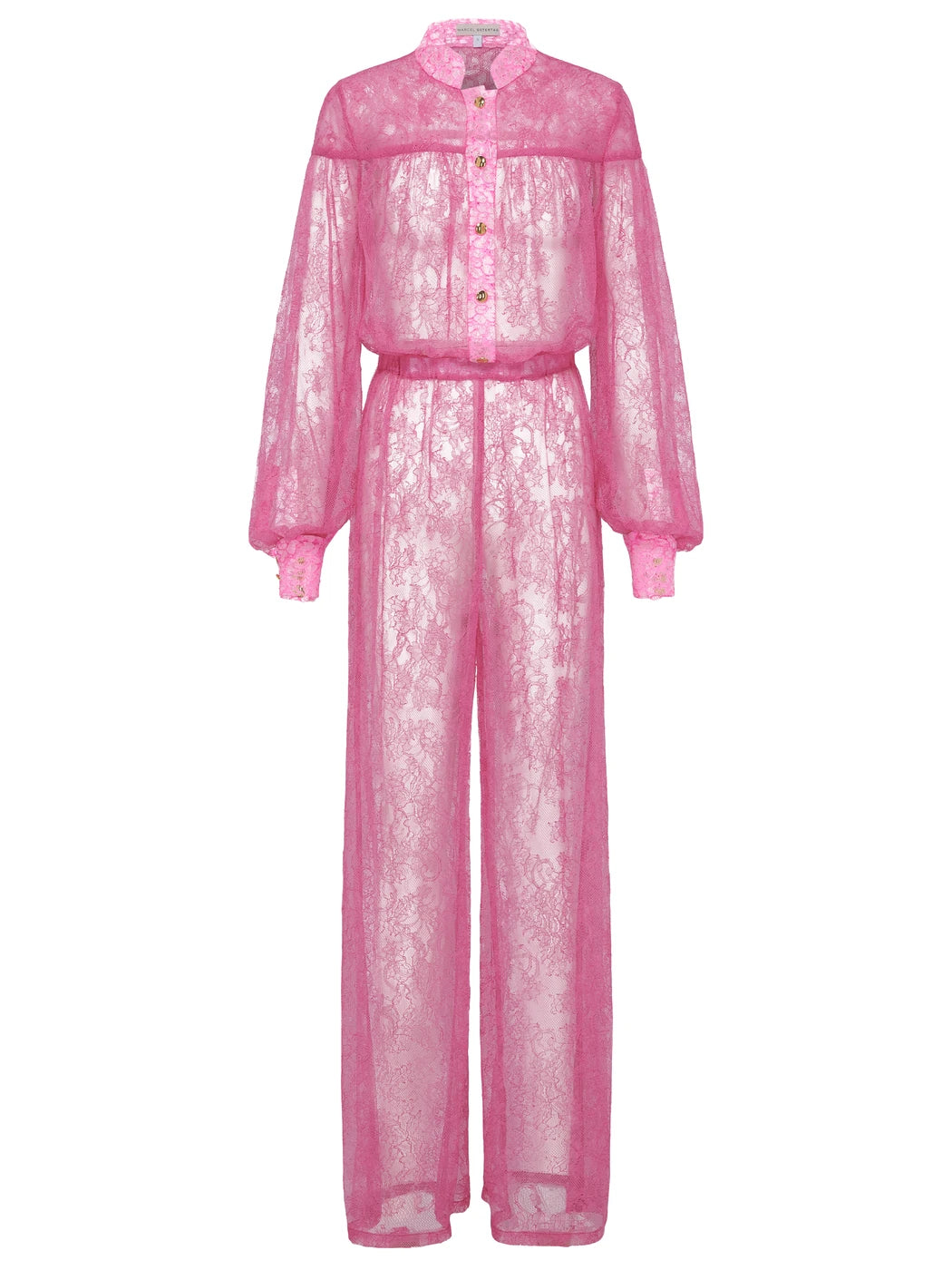 Marcel Ostertag Damen-Jumpsuit aus transparenter Spitze in Pink, Stehkragen, Knopfleiste mit Goldknöpfen, Ballonärmel und elastischer Taillenbund, gerades Bein, Vorderansicht.