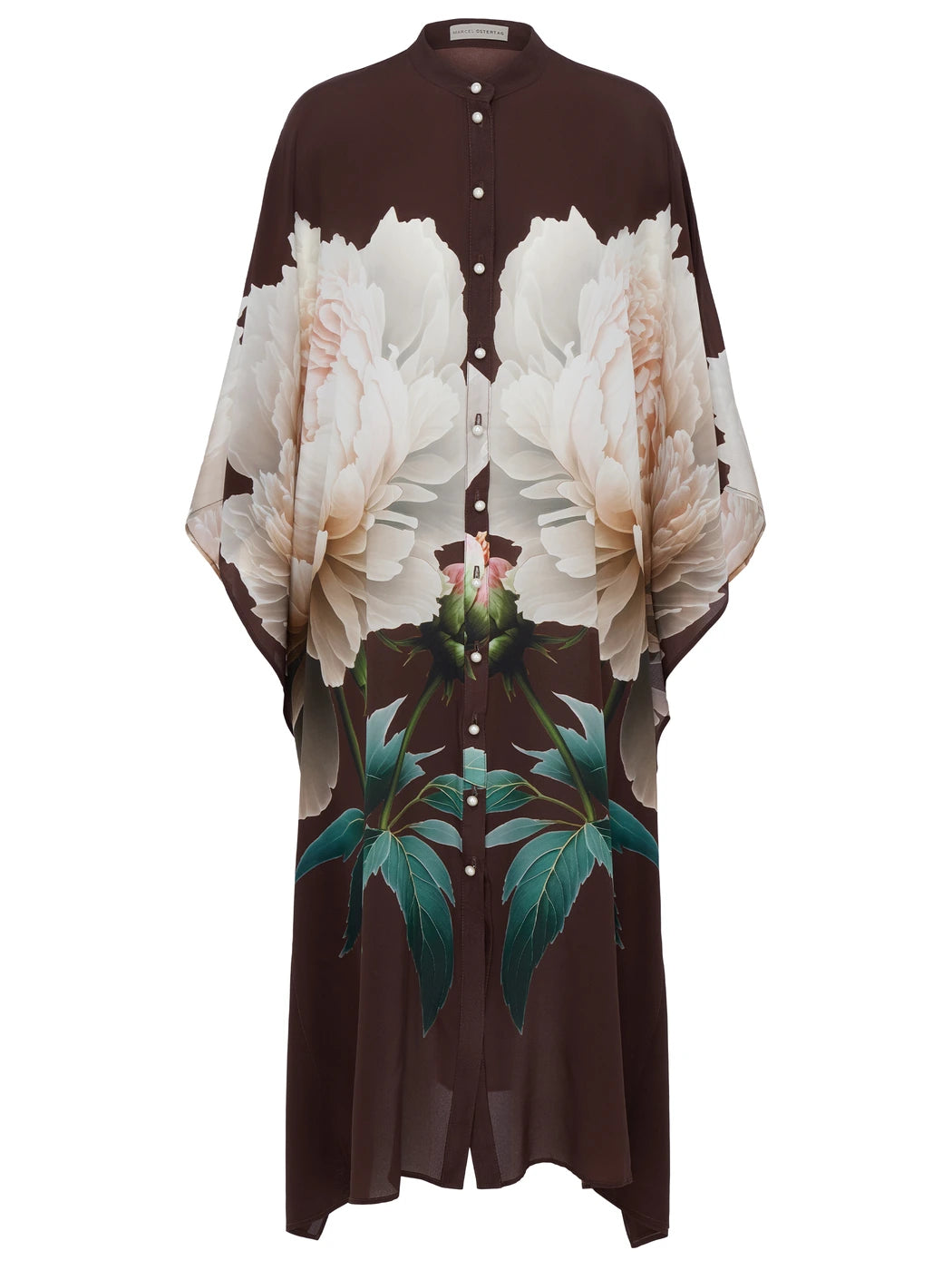 Marcel Ostertag Damen-Kaftan aus Seide in Braun mit großflächigem Blütenmotiv, Stehkragen und Perlenknöpfen, Vorderansicht.