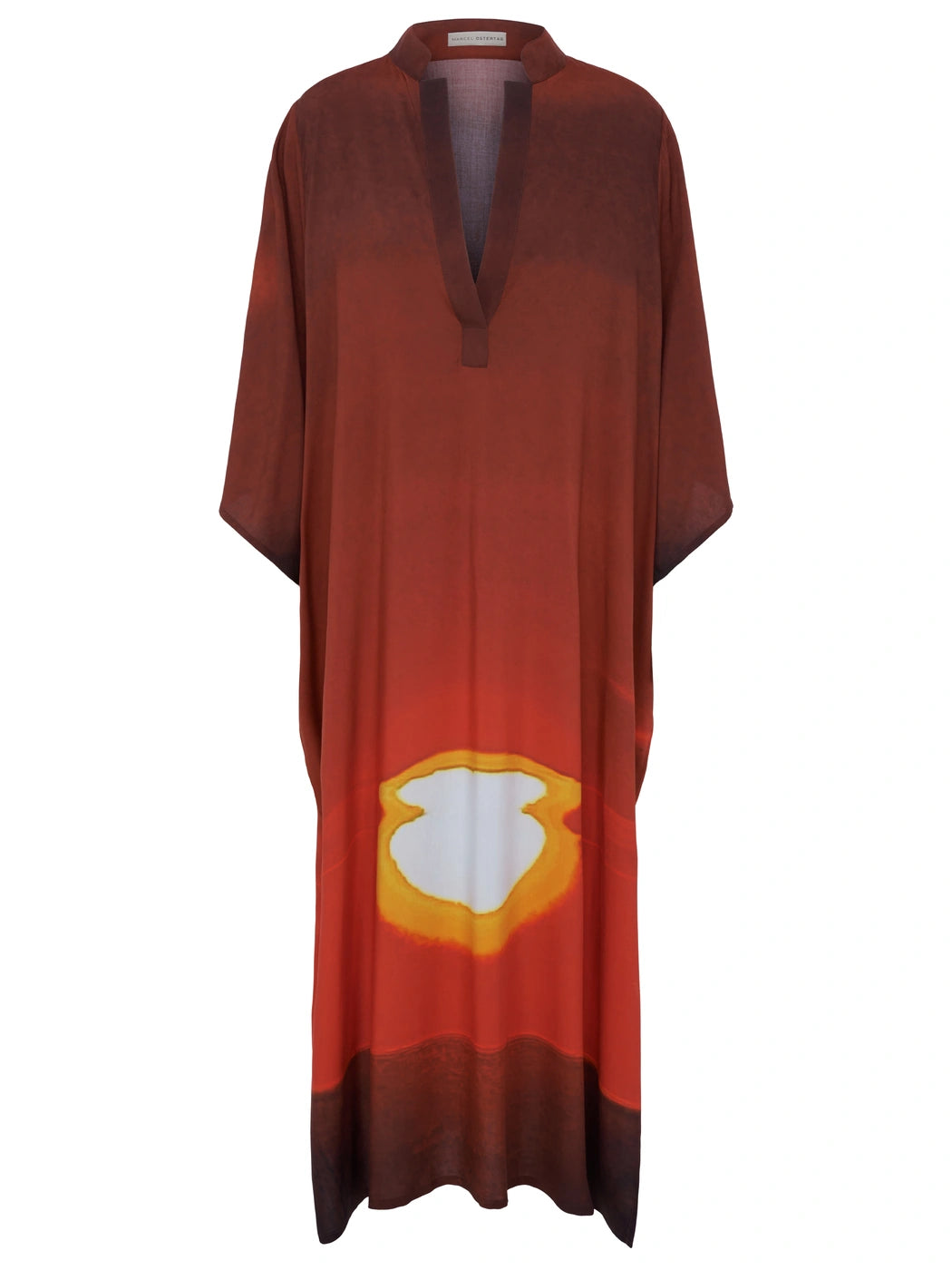 Marcel Ostertag Damen-Kaftankleid mit Sonnenuntergang-Print in Braun, Rostrot und Orange, mit V-Ausschnitt, Vorderansicht.