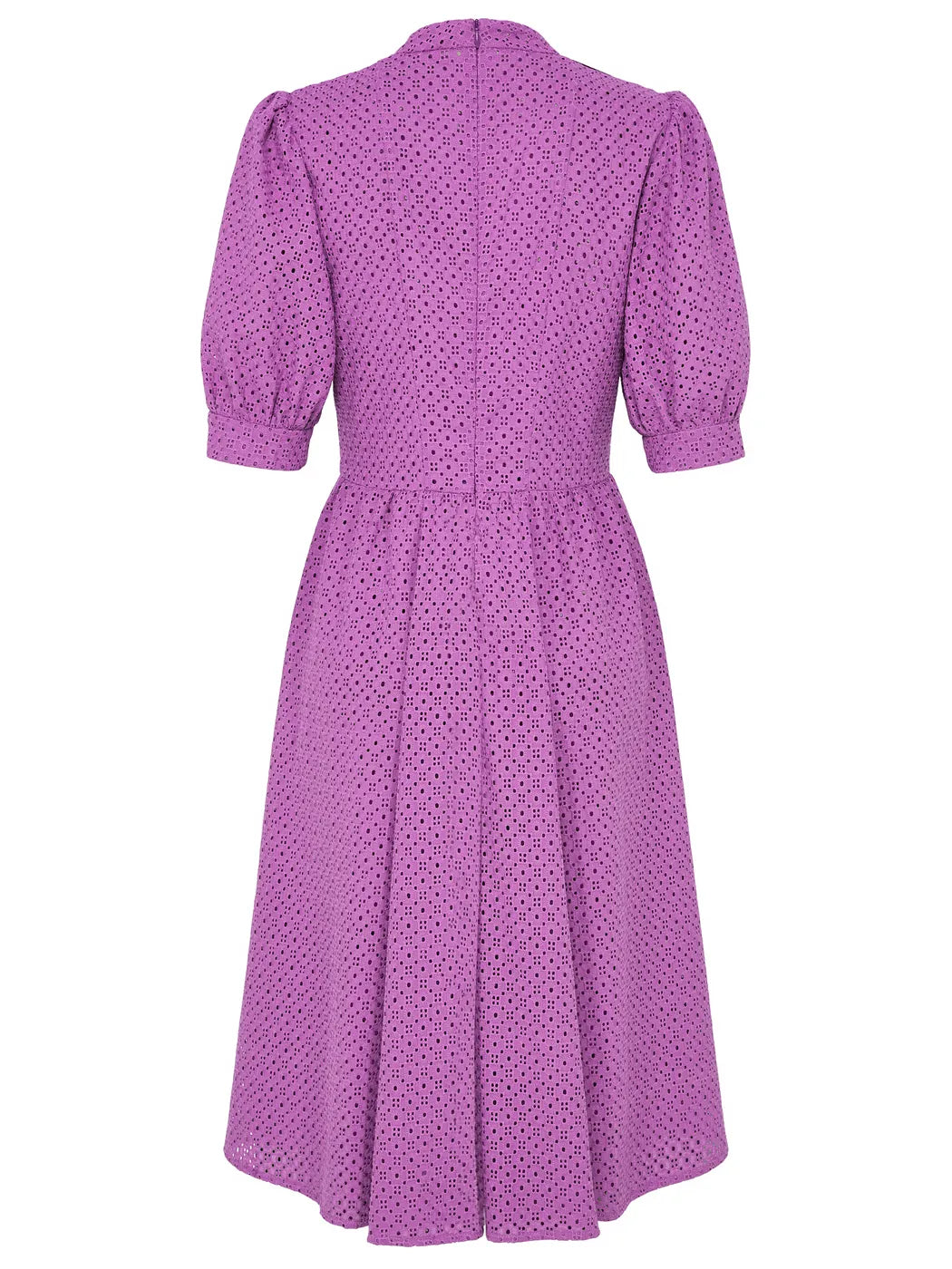 Marcel Ostertag Damen-Kleid mit Lochmuster in Lila, kleiner Stehkragen und kurze Puffärmel, Reissverschluss und Rock in Falten gelegt, Rückansicht.