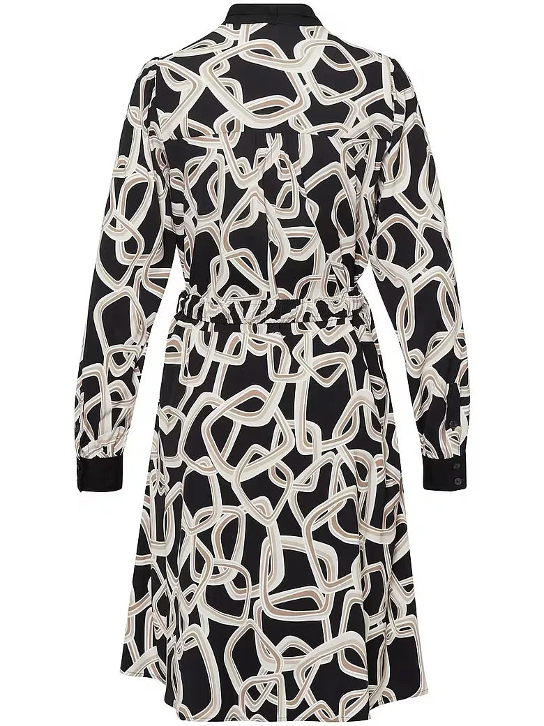 Marcel Ostertag Damen-Kleid mit  abstrakten Print in Beige, Braun und Weiss auf schwarzen Untergrund, Stehkragen und Manschetten in Schwarz und lange Ärmel, Rückansicht.