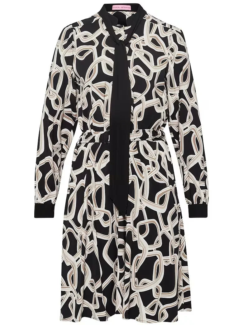 Marcel Ostertag Damen-Kleid mit abstrakten Print in Beige, Braun und Weiss auf schwarzen Untergrund, Stehkragen mit Schluppe in Schwarz und lange Ärmel, Vorderansicht.