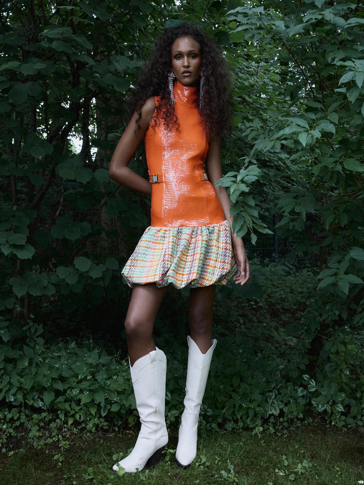 Marcel Ostertag Damen-Kurzkleid Paillette Orange mit Tweed-Volant am Model, Vorderansicht