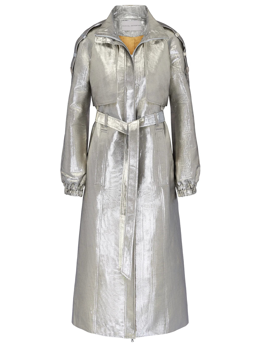 Marcel Ostertag Damen-Trenchcoat in Silber mit Stehkragen, Bindegürtel und Raglanärmeln, Vorderansicht.