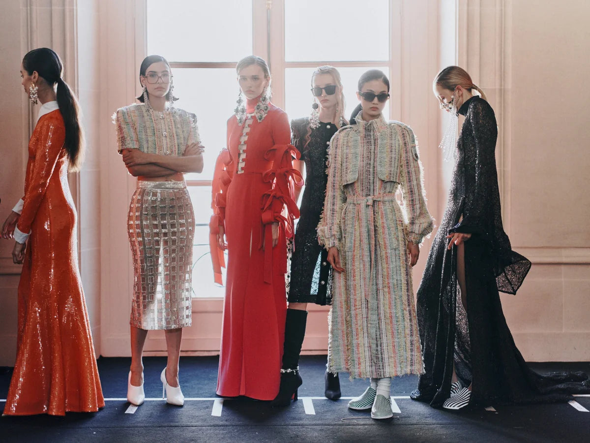 MARCEL OSTERTAG Dancing Flowers SS27 – Models backstage bei der Paris Fashion Week in Pailletten-, Tweed- und Spitzen-Looks