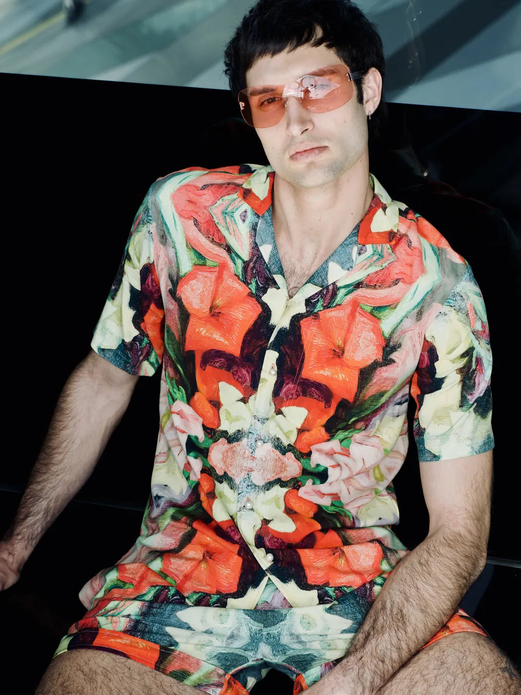 Herren-Kurzarmhemd mit Blumen-Print in Multicolor mit Rot, Grün und Gelb. Dazu passende Shorts, Vorderansicht.