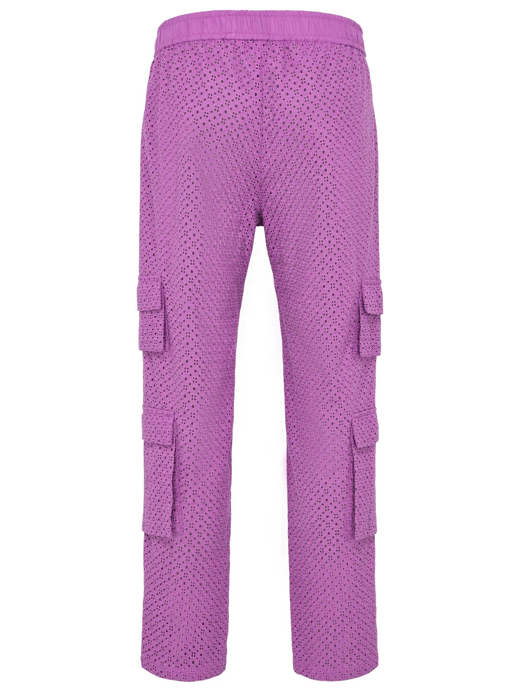 Marcel Ostertag Unisex-Cargohose aus Lochmuster-Baumwolle in Lila, elastischer Bund und seitliche Cargotaschen, Rückansicht.