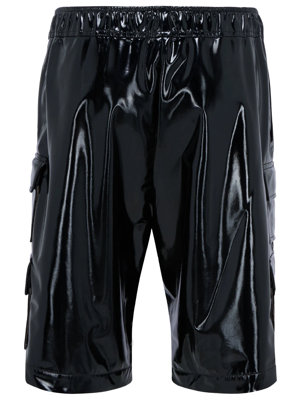 Marcel Ostertag Unisex-Cargo-Shorts in Schwarz aus glänzendem Lack-Material mit Cargotaschen, Rückansicht.