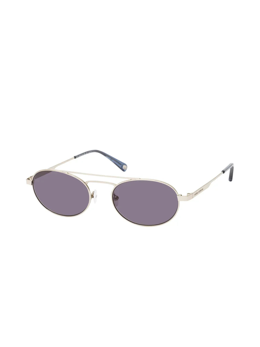 Marcel Ostertag Sonnenbrille Baradoz F12, Metallrahmen in Silber und Doppelsteg, Ovale Gläser in Grau, Bügelende in Transparent Grau, Dreiviertelansicht.