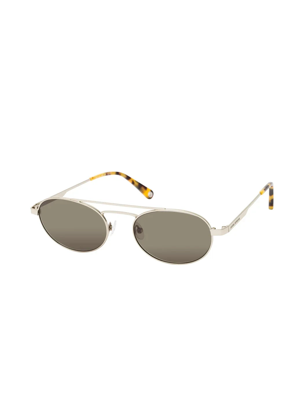Marcel Ostertag Sonnenbrille Baradoz H23, Metallrahmen in Silber und Doppelsteg, Ovale Gläser in Grün, Bügelende in Dark Havanna Optik, Dreiviertelansicht.