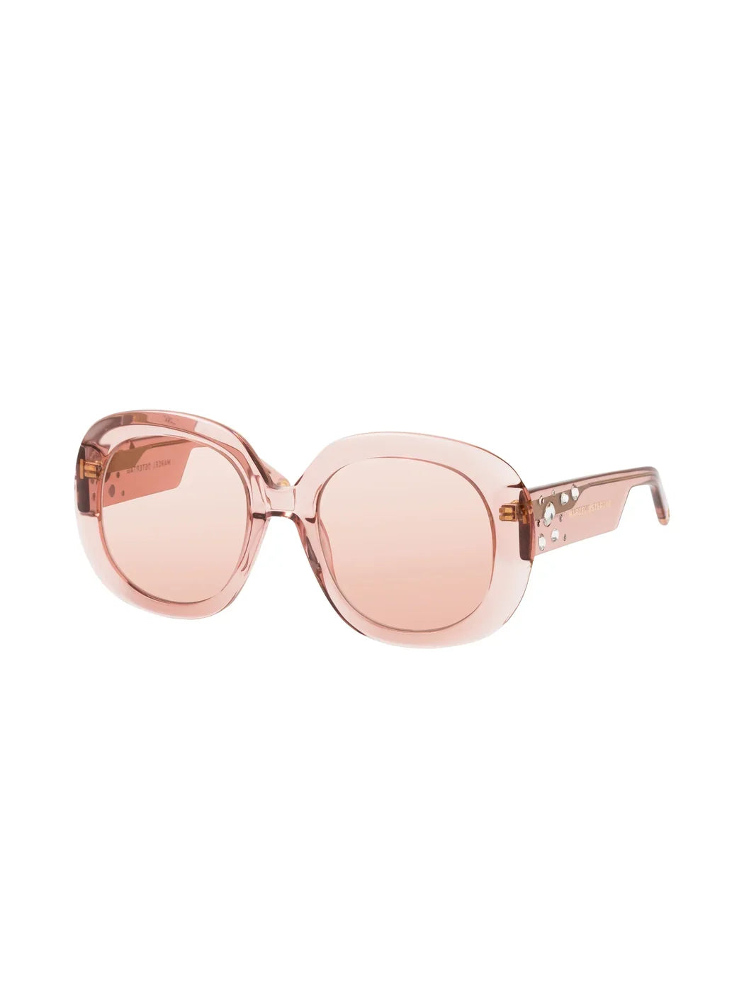 Marcel Ostertag Sonnenbrille Tiantang K13, transparente Fassung in Rose, runde Oversized-Gläser in Rose, Kristallstein-Verzierung am Bügel, Dreiviertelansicht.