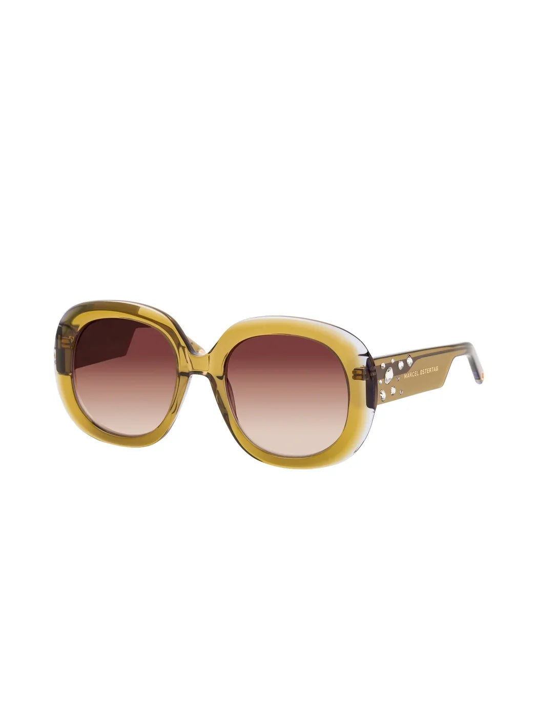 Marcel Ostertag Sonnenbrille Tiantang P22, transparente Fassung in Olivgrün, runde Oversized-Gläser in Braun, Kristallstein-Verzierung am Bügel, Dreiviertelansicht.