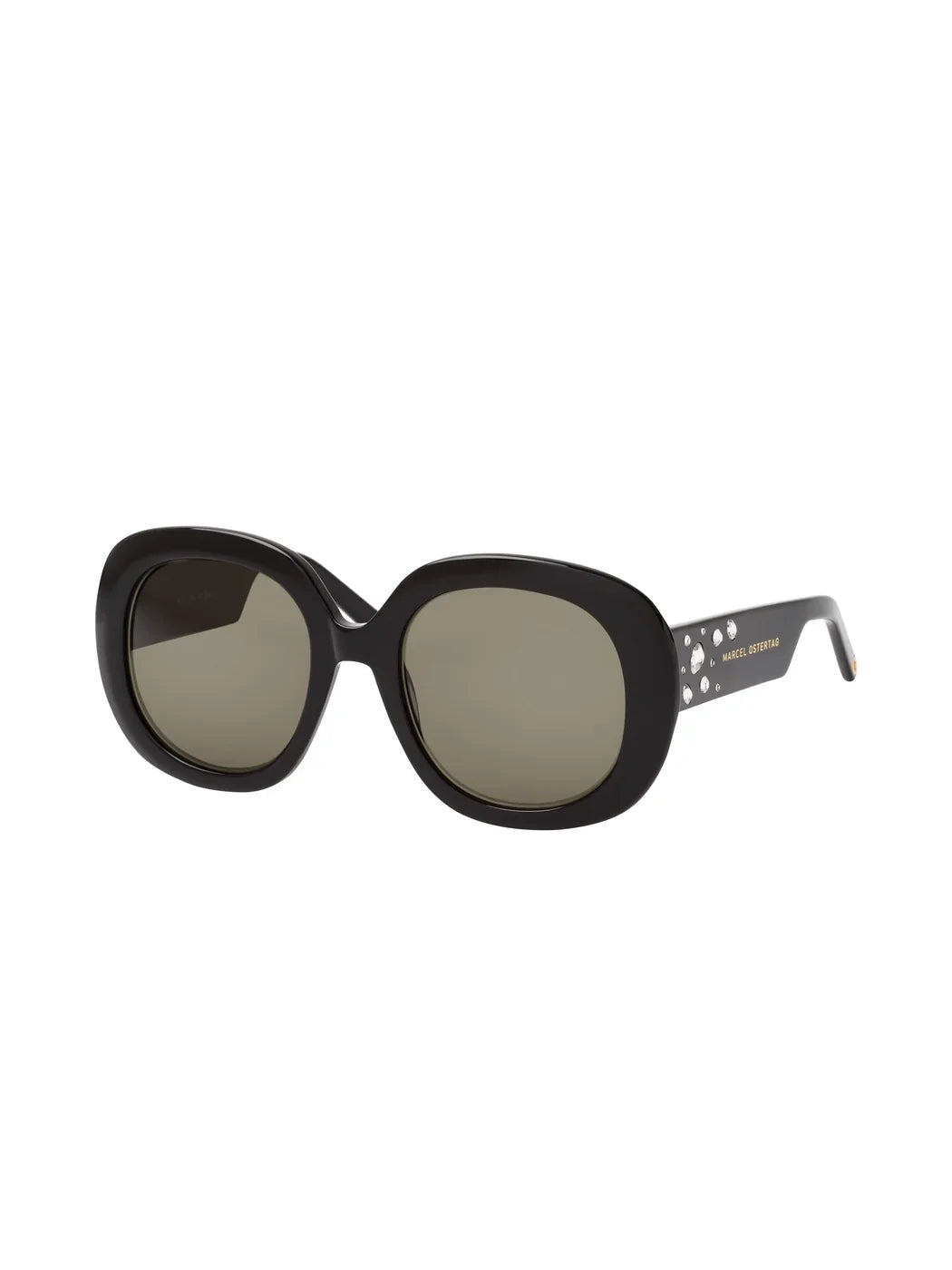 Marcel Ostertag Sonnenbrille Tiantang S21, Fassung in Schwarz, runde Oversized-Gläser in Grün getönt, Kristallstein-Verzierung am Bügel, Dreiviertelansicht.