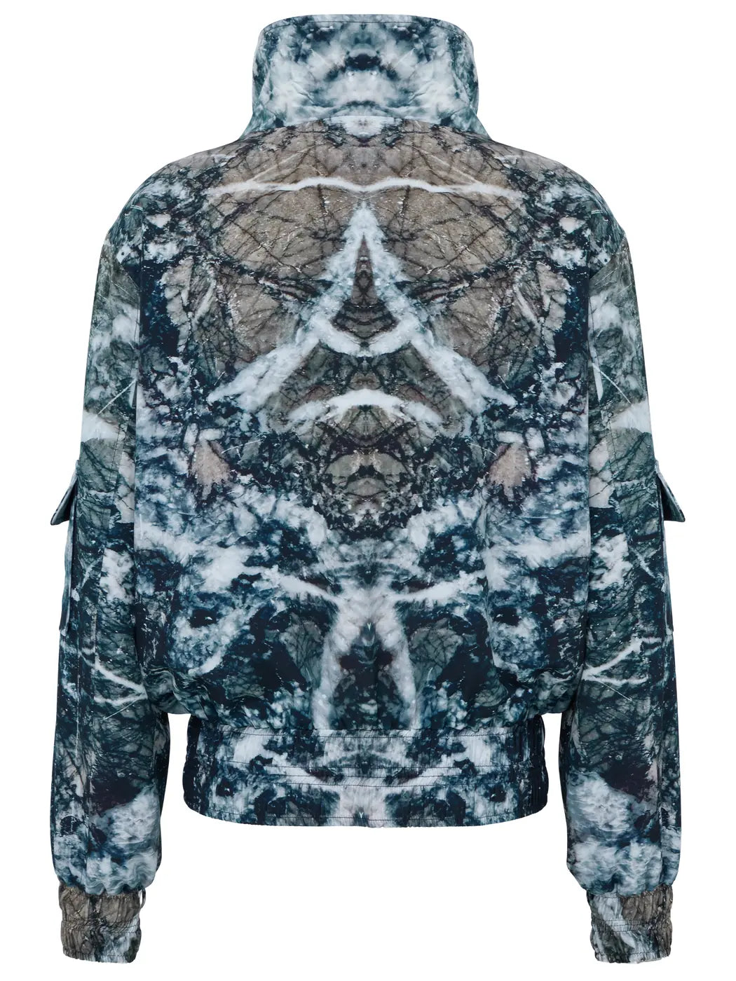 Marcel Ostertag Unisex-Bomberjacke mit hohem Stehkragen und Marmor-Print in Schwarz, Weiss, Grau und Petrol, Rückansicht. 