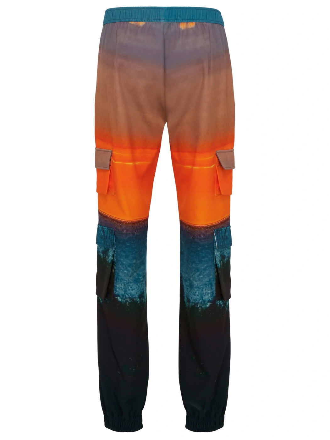 Marcel Ostertag Unisex-Cargohose mit Sonnenuntergang-Print in Multicolor mit Türkis, Orange, Blau, Schwarz und Cargotaschen, Rückansicht.