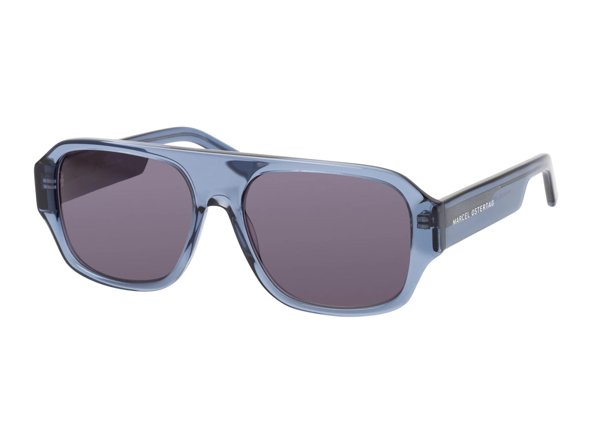 Marcel Ostertag Eckige Piloten-Sonnenbrille Ghaala N23, Gestell in transparentem Blau, Gläser in Grau, Dreiviertelansicht.