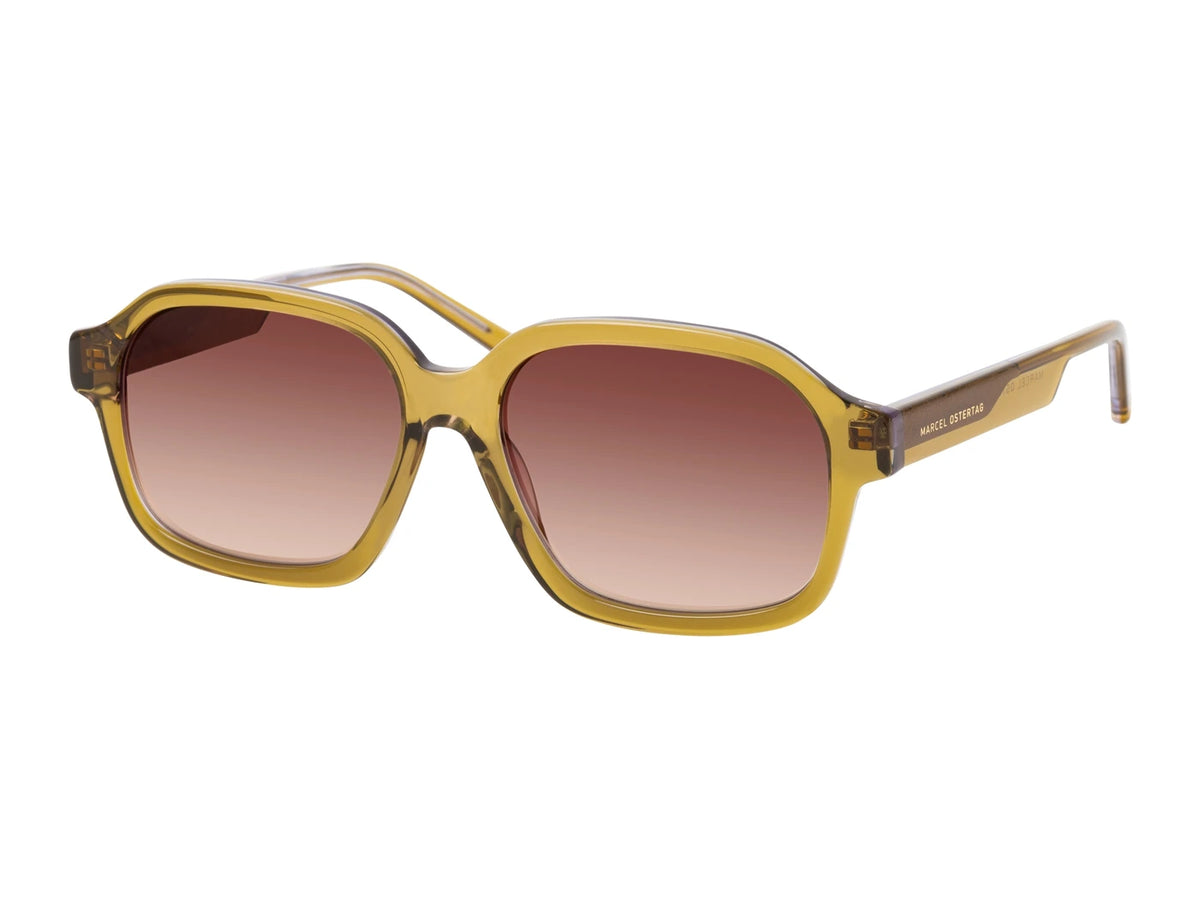 Marcel Ostertag Rechteckige Sonnenbrille Paratiisi J23, Gestell in transparentem Olivegrün, Gläser in Braun, Dreiviertelansicht.