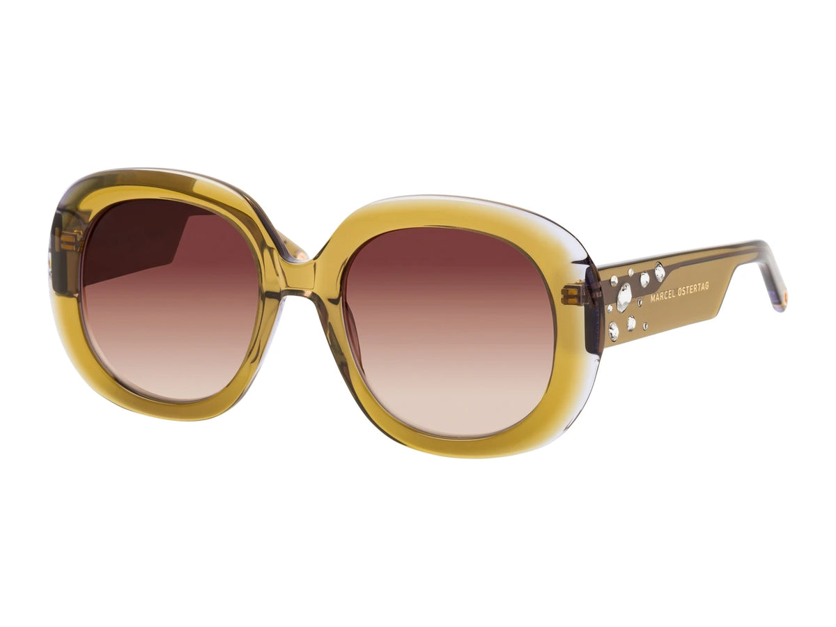 Marcel Ostertag Sonnenbrille Tiantang P22, transparente Fassung in Olivgrün, runde Oversized-Gläser in Braun, Kristallstein-Verzierung am Bügel, Dreiviertelansicht.
