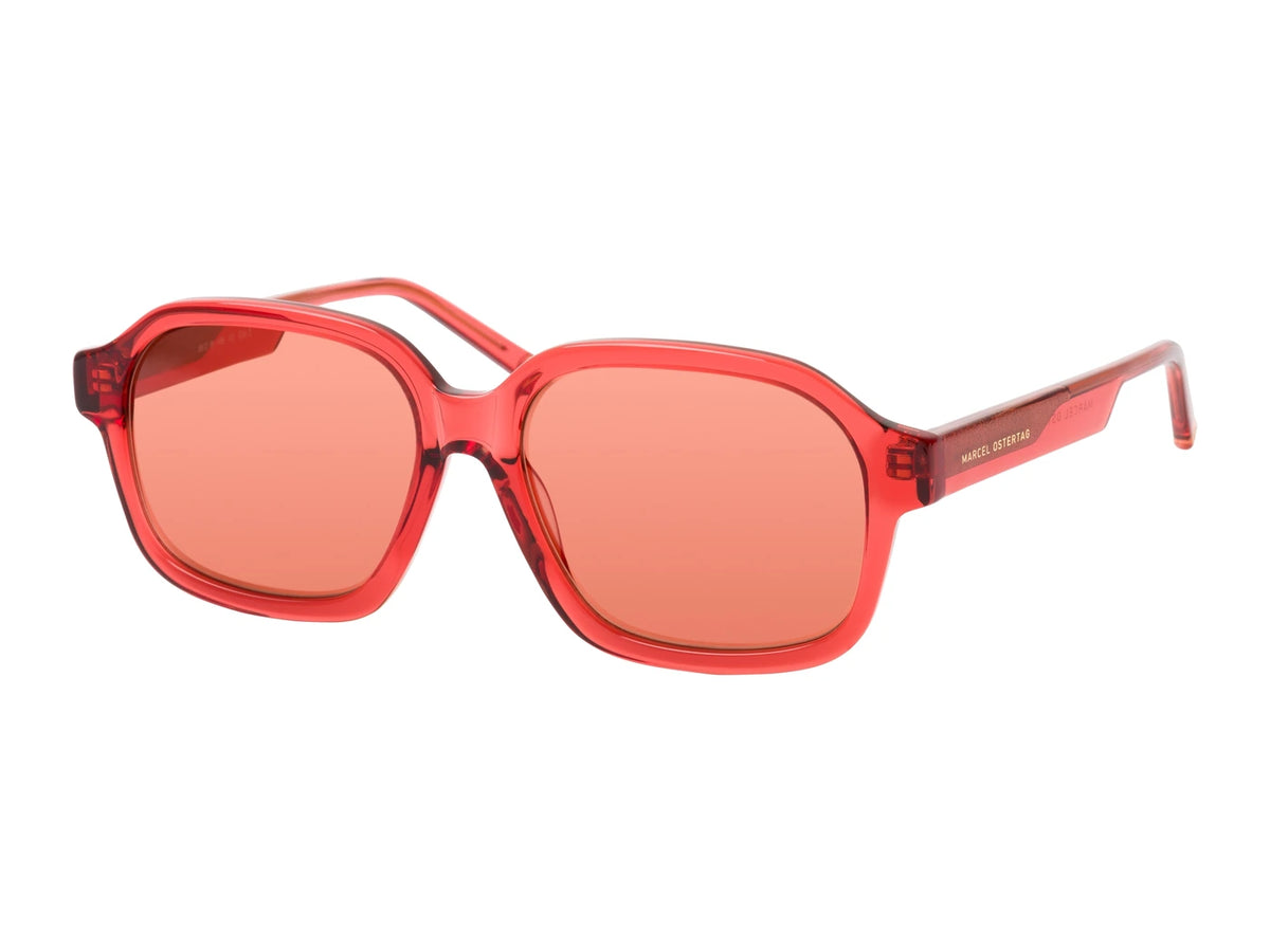 Marcel Ostertag Rechteckige Sonnenbrille Paratiisi J23, Gestell in transparentem Orangerot, Gläser in Rot, Dreiviertelansicht.