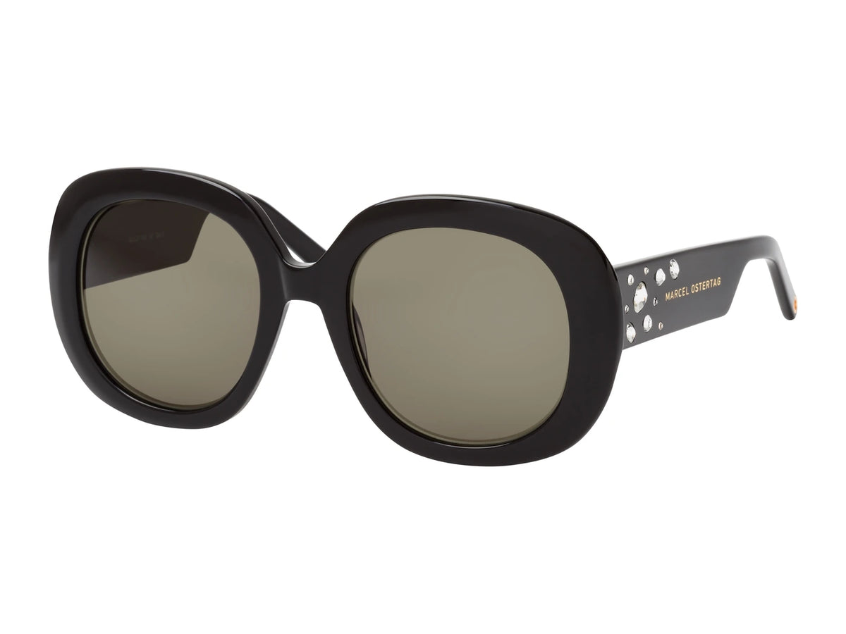 Marcel Ostertag Sonnenbrille Tiantang S21, Fassung in Schwarz, runde Oversized-Gläser in Grün getönt, Kristallstein-Verzierung am Bügel, Dreiviertelansicht.