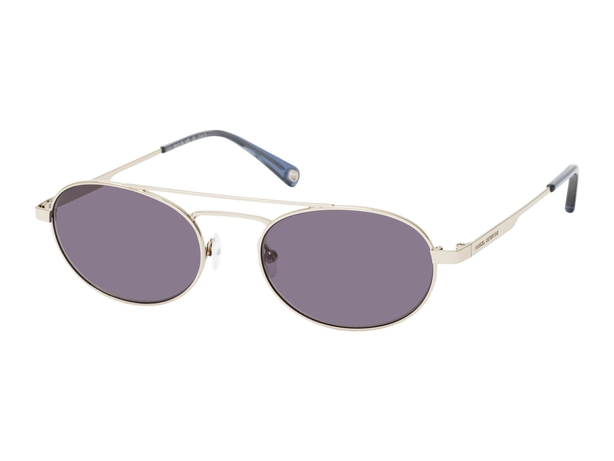 Marcel Ostertag Sonnenbrille Baradoz F12, Metallrahmen in Silber und Doppelsteg, Ovale Gläser in Grau, Bügelende in Transparent Grau, Dreiviertelansicht.