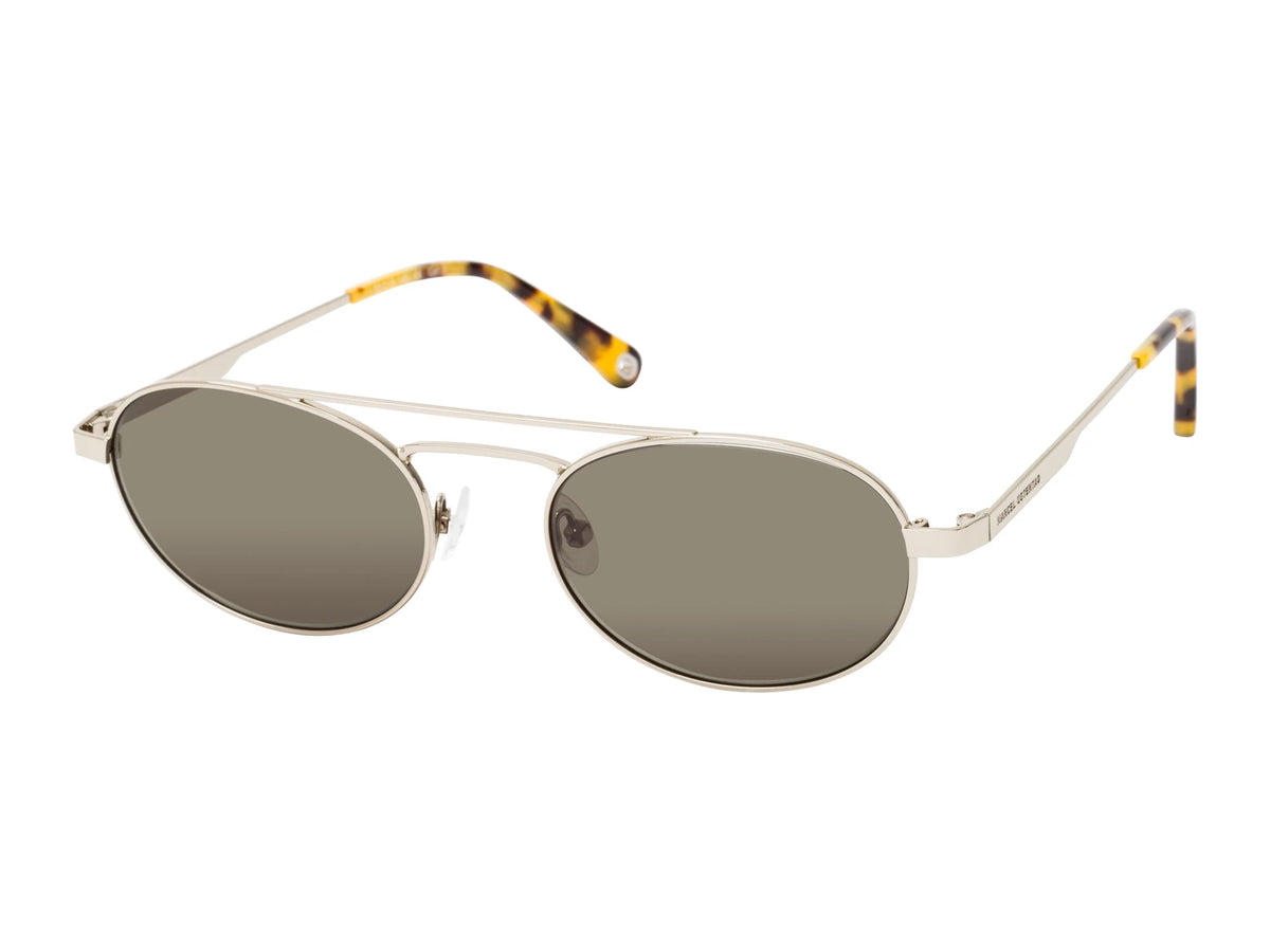 Marcel Ostertag Sonnenbrille Baradoz H23, Metallrahmen in Silber und Doppelsteg, Ovale Gläser in Grün, Bügelende in Dark Havanna Optik, Dreiviertelansicht.